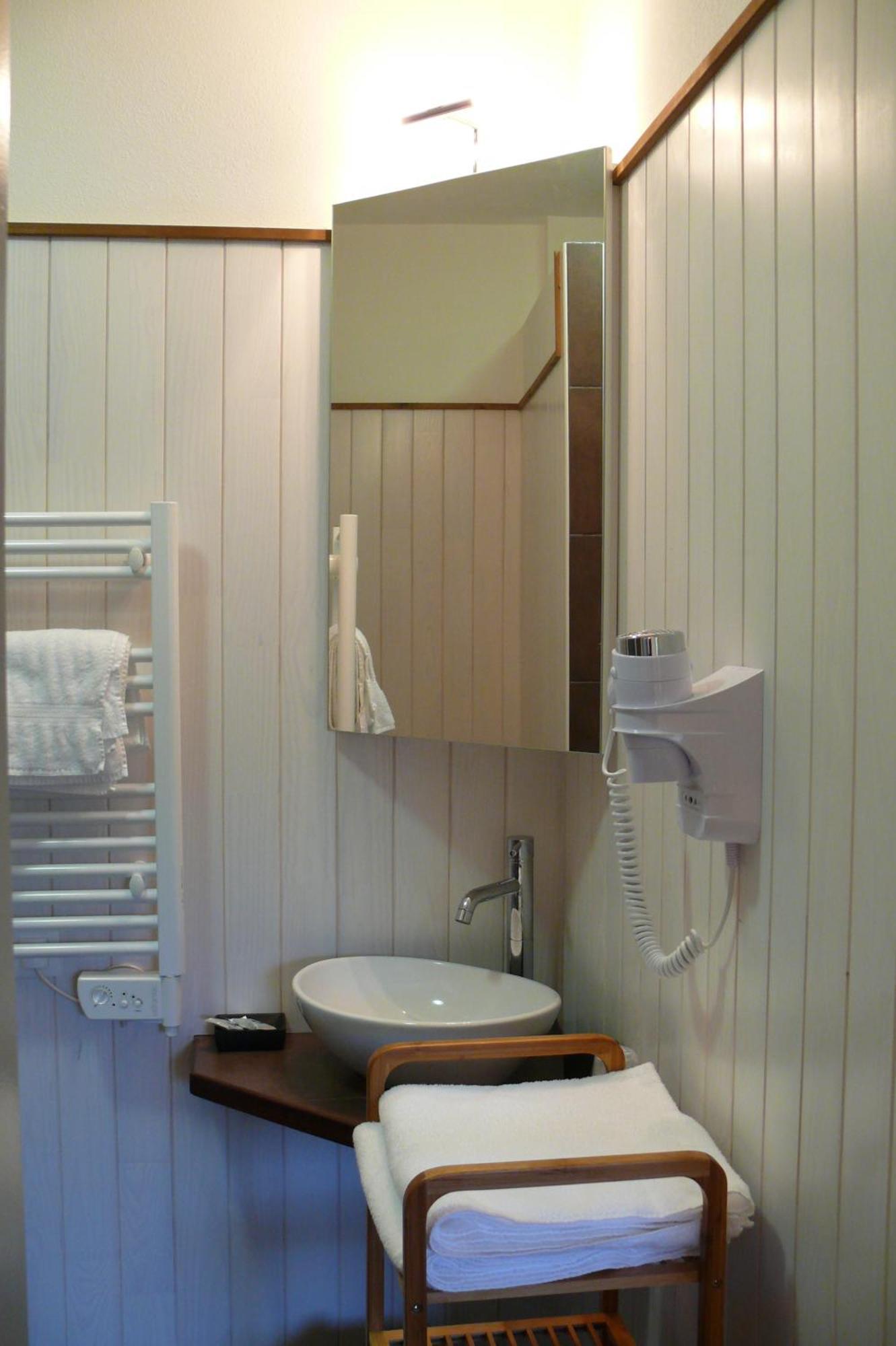 Logis Hotel Restaurant La Barguillere Saint-Pierre-de-Rivière Εξωτερικό φωτογραφία